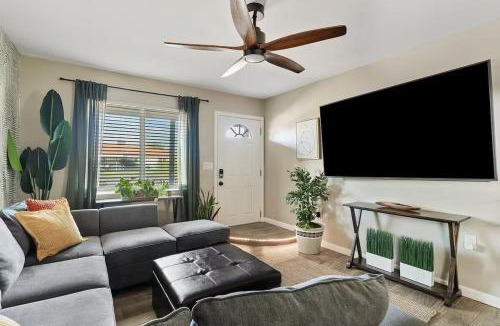 Camelback East House | Pool with Patio Lounge & Mini Putti near Airport