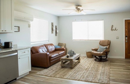 Ironwood Apartment | Poolside Relaxation: Couple's Retreat in Peoria!