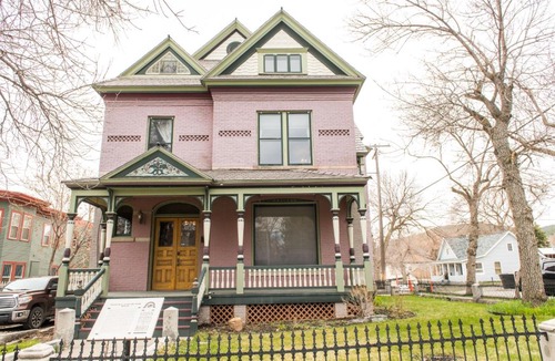 Helena Apartment | Pope House - Hist. Mansion - The Wild(e) Suite