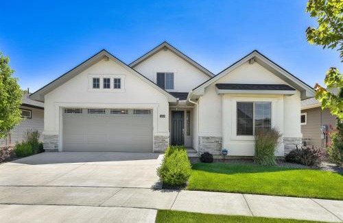 Nampa House | Port Blue near lake and golf