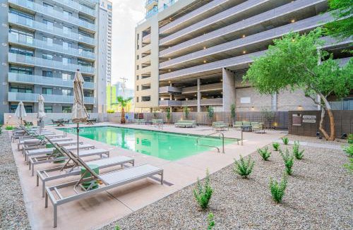 Evans Churchill Apartment | Posh 2BD - Central DT - Gym, Pool, Parking -Sleep 8