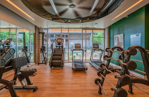 Evans Churchill Apartment | Posh 2BD - Central DT - Gym, Pool, Parking -Sleep 8