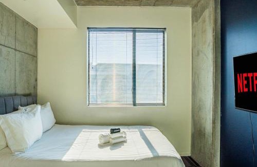 Evans Churchill Apartment | Posh 2BD - Central DT - Gym, Pool, Parking -Sleep 8