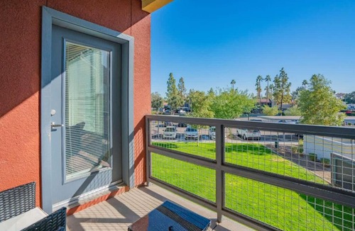Tempe Apartment | Posh 2BD - Gym, Pool, Parking, W-D - Sleeps 8