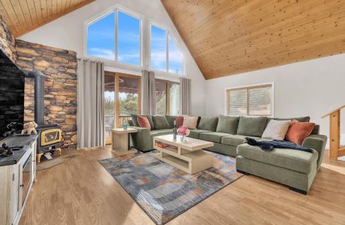 Glencoe House | Prasad Retreat - Sunny Home with Deck & Air Hockey home