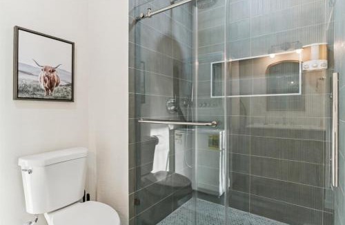 Sherwood Towne Apartment | Prime Location Shared Pool Hot Tub Games