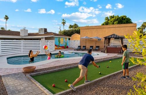 Sherwood Towne Apartment | Prime Location Shared Pool Hot Tub Games