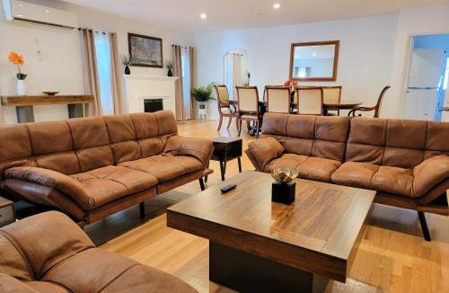 Pico - Robertson House | Private and large 2 bedroom house with Pool table, backyard and office near attractions