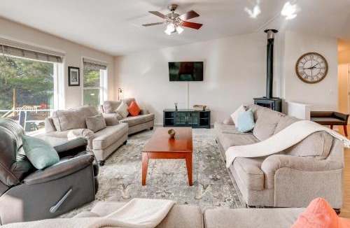 Florence House | Private Beach, Deck & Grill! Siuslaw River Getaway