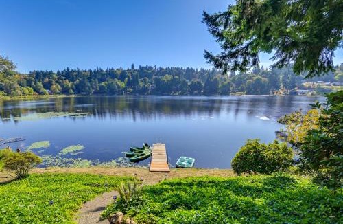 East Olympia House | Private Dock & Fire Pit: Lakefront Gem in Olympia