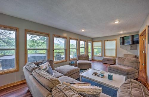 Beaver House | Private Eureka Springs Retreat w/Hot Tub!