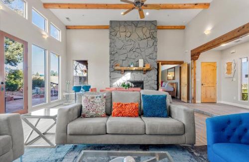 Oak Creek House | Private Hot Tub -3 bedroom house - breakfast included
