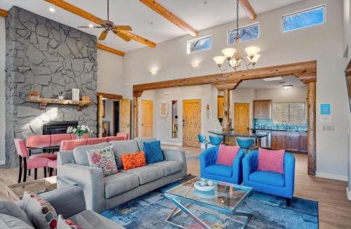 Oak Creek House | Private Hot Tub -3 bedroom house - breakfast included