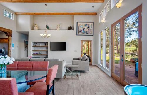 Oak Creek House | Private Hot Tub -3 bedroom house - breakfast included