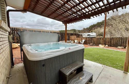 Mount Carmel Junction House | Private Hot Tub Less than 30 min to Zion National Park