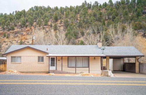 Mount Carmel Junction House | Private Hot Tub Less than 30 min to Zion National Park