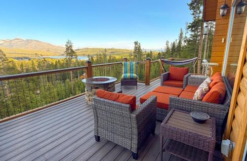 Grand Lake House | Private Hot Tub Mtn-View Grand Lake Cabin