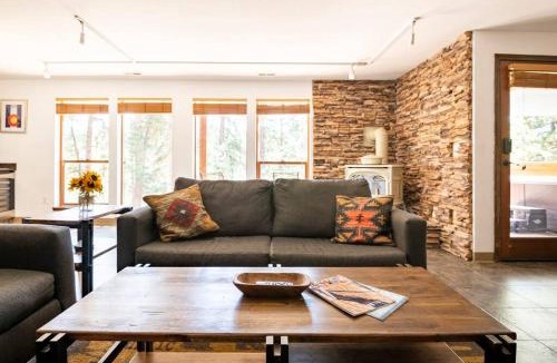 Woodland Park Apartment | Private Hot Tub Overlooking Pikes Peak