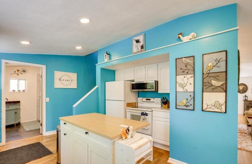 Littleton House | Private Hot Tub & Yard! All-Seasons Littleton Gem