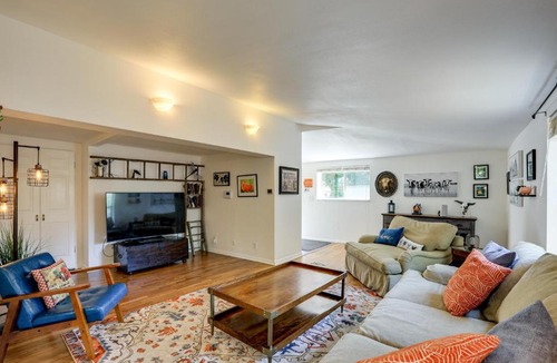 Littleton House | Private Hot Tub & Yard! All-Seasons Littleton Gem
