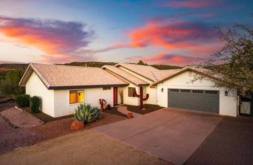 West Sedona House | Private Indoor Pickleball Court & Red Rock Views