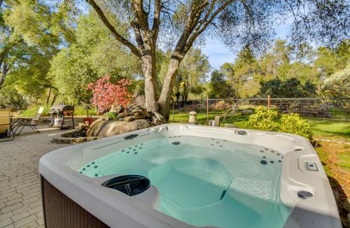 Mariposa House | Private Lake, Hot Tub & EV Charger: Mariposa Home!