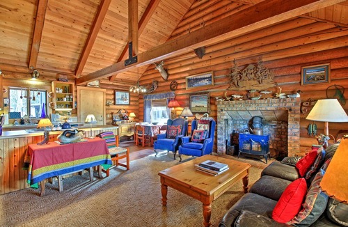 Oregon Water Wonderland Cabin | Private Log Cabin in Bend w/ Deschutes River View!
