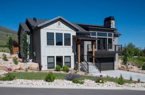 Wolf Creek House | Private Powder Mtn B2 Desk Hot Tub Ski Retreat