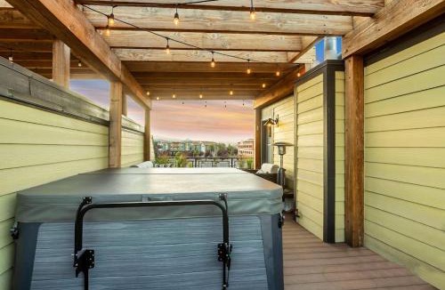 Kimball Junction House | Private Rooftop Hot Tub Views Bumper Pool Table High-Speed WiFi & Fireplace