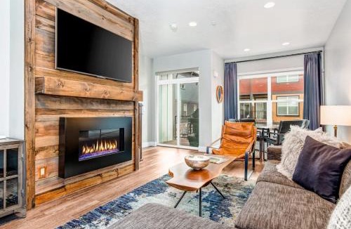 Kimball Junction House | Private Rooftop Hot Tub Views Bumper Pool Table High-Speed WiFi & Fireplace