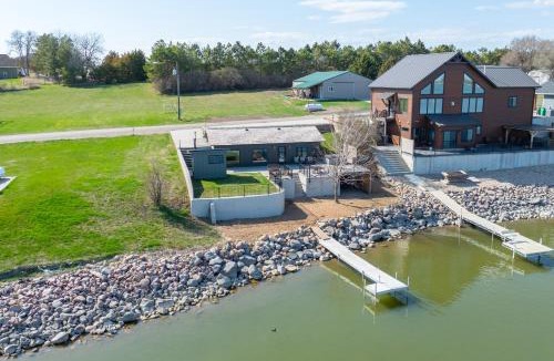 Hamlin County House | Private Sauna, Hot Tub, Beach – Lake Poinsett