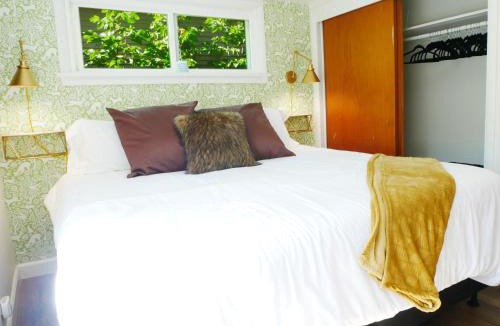Arvada House | Private Studio - King Bed - Wifi