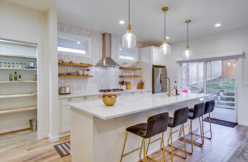 North Rose Hill House | Private Yard & Fire Pit! Modern Kirkland Abode