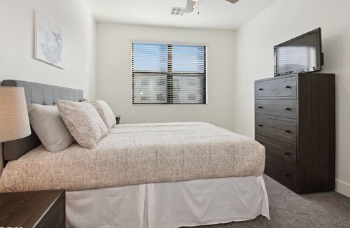 Booker T. Washington Apartment | PURE SUITES 2 Bed Downtown Phoenix Gym Pool Grills Parking