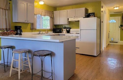 Pear Park House | Quaint & Cozy Cottage: 3 Mi to Palisade Wineries!
