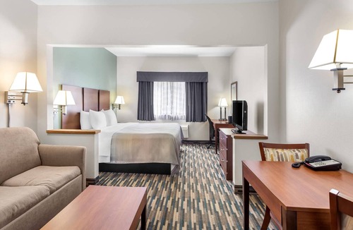 Beloit Hotel | Quality Inn Beloit