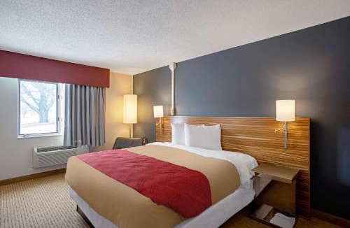 Clinton Hotel | Quality Inn Frontier at US Hwy 30