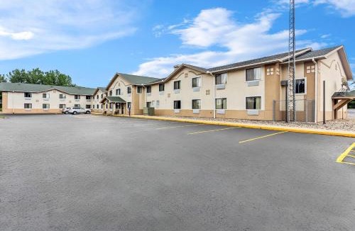 Howe Hotel | Quality Inn & Suites Howe - Sturgis