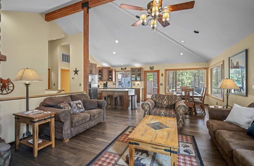 Sunriver House | Quartz Mountain Retreat! 8 SHARC passes! A/C, kid friendly!