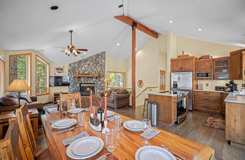 Sunriver House | Quartz Mountain Retreat! 8 SHARC passes! A/C, kid friendly!