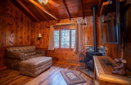 Babbitt Apartment | Quintessential Northwoods - Traditional Cabin - Parking - Fast Wi-Fi CB03