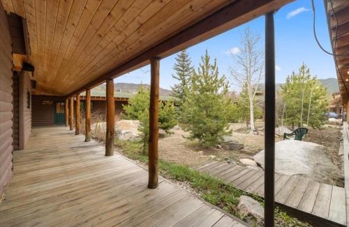 Grand Lake House | Rainbow Trout cabin steps to lake in town 5 min to RMNP