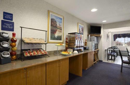 Bloomington Hotel | Ramada Limited Bloomington IL I-74/I-55
