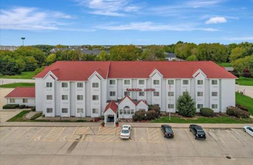 Bloomington Hotel | Ramada Limited Bloomington IL I-74/I-55