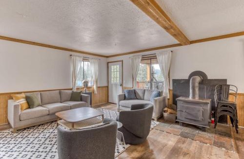 Government Camp House | Recently updated in 2024-Large dog-friendly home with covered deck