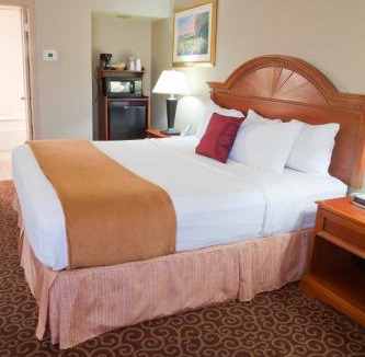 Montrose Hotel | Red Arrow Inn & Suites, a Travelodge by Wyndham