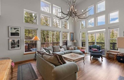 Three Peaks House | Red Hawk Lodge - Mtn Views, Hot Tub, Sauna, AC