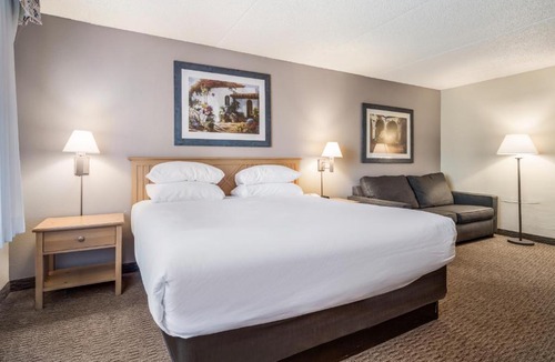 Palm Valley Hotel | Red Lion Inn & Suites Goodyear Newly Renovated