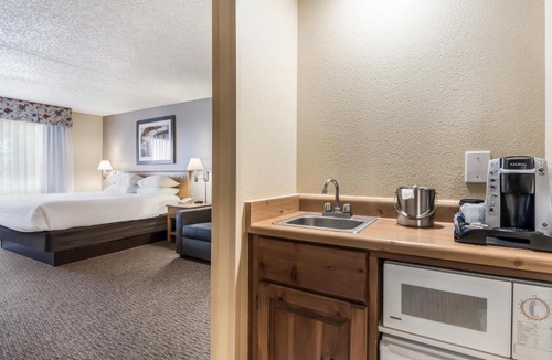Palm Valley Hotel | Red Lion Inn & Suites Goodyear Newly Renovated
