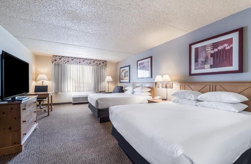 Palm Valley Hotel | Red Lion Inn & Suites Goodyear Newly Renovated